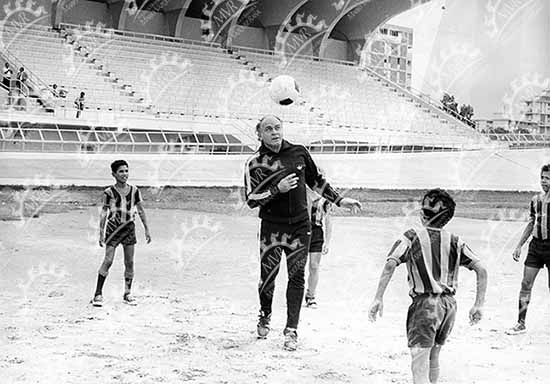 Alfredo Di Stefano jugando con niños